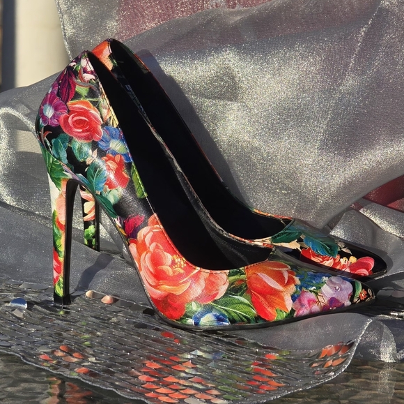 Hot Tomato Multicolor Floral Pointed-Toe Stiletto Heels Size 9 Statement Pumps - Picture 1 of 6